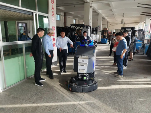 情暖永新昌丨熱烈歡迎廈門(mén)總商會(huì)舉辦的哈工大會(huì)長(zhǎng)班同學(xué)光臨廈門(mén)永新昌參觀指導(dǎo)。